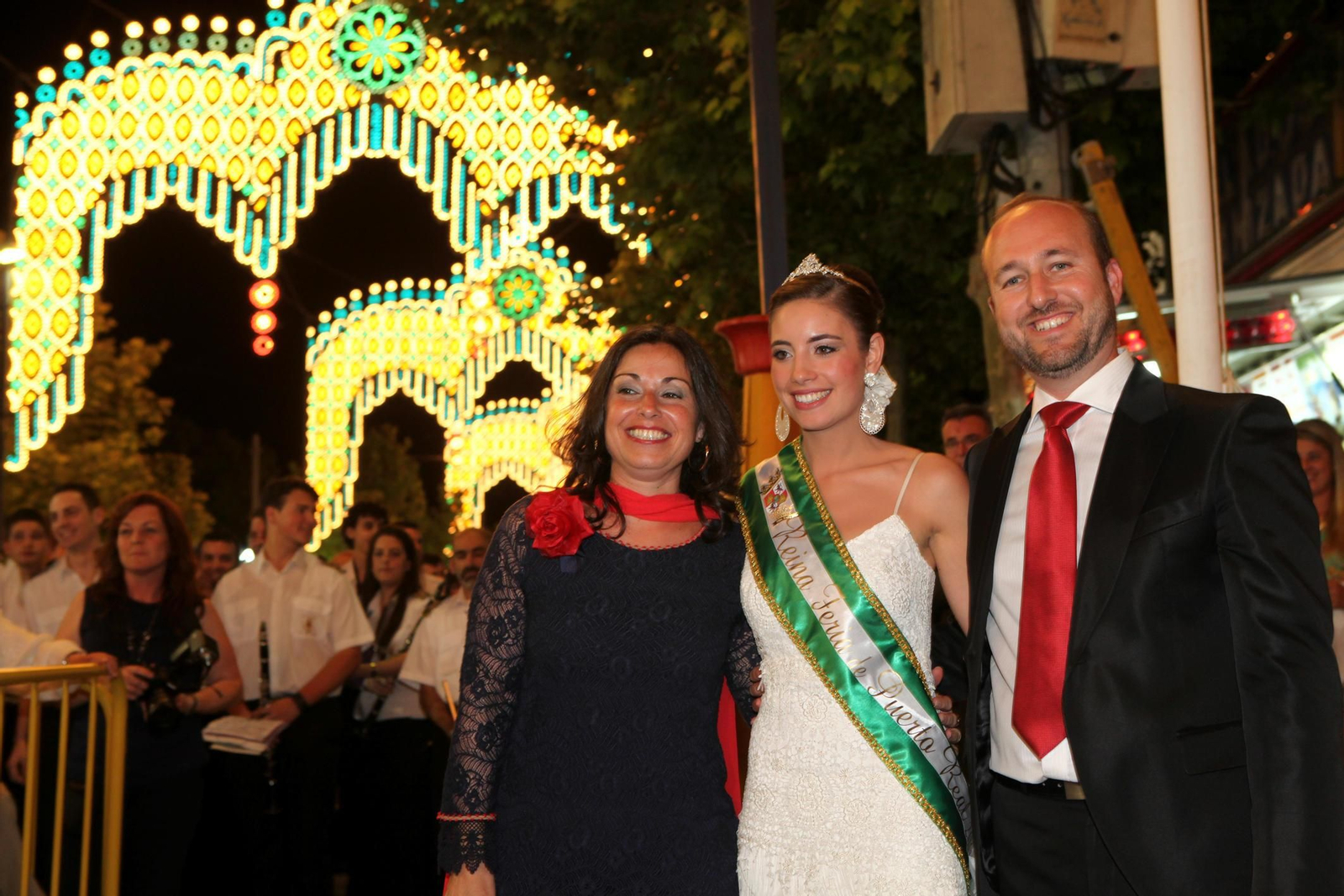 2013. La exalcaldesa, Maribel Peinado, y el exedil de Fiestas, Manuel Izco, Con la Reina 2013