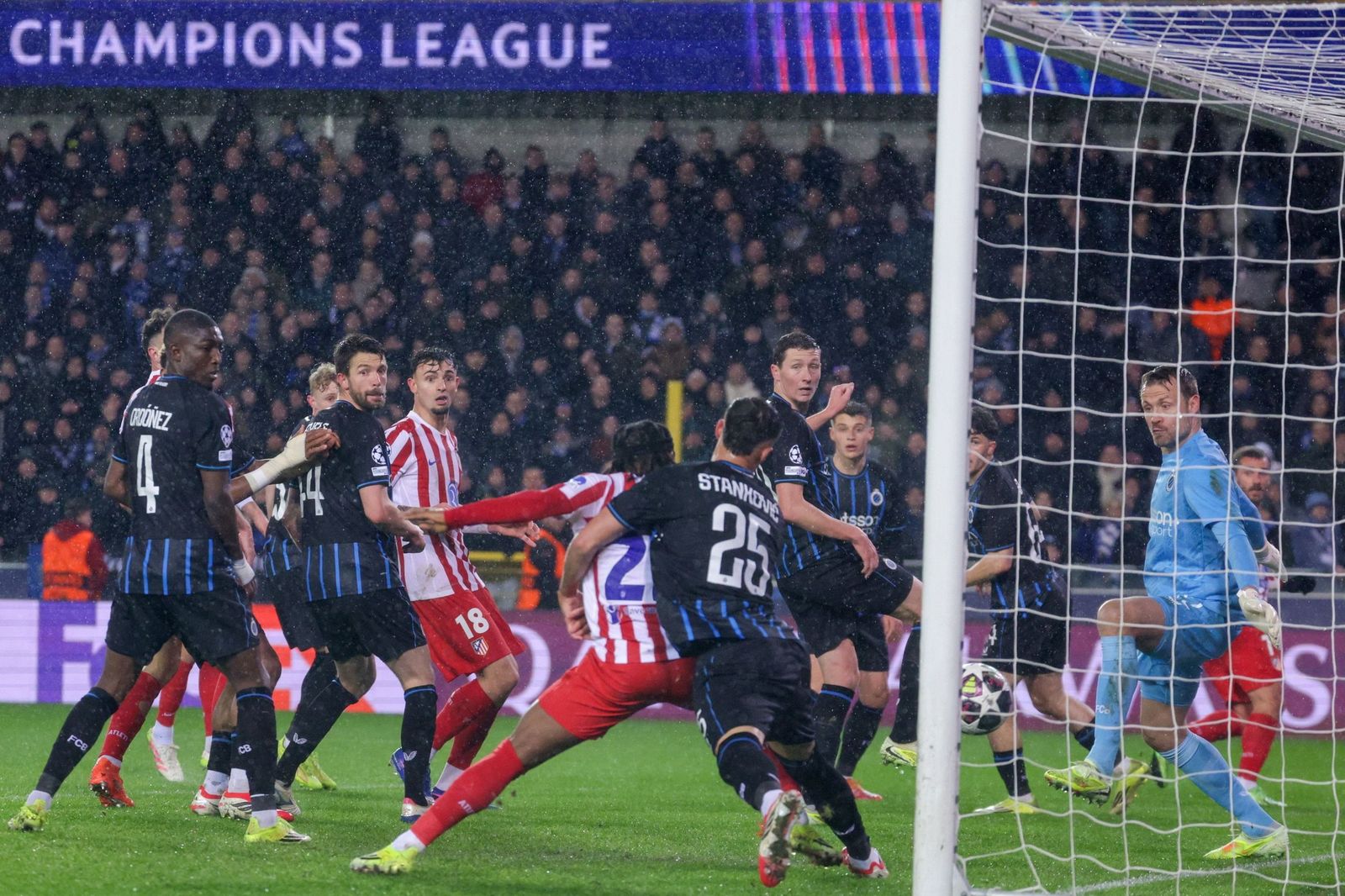 Lookman remata para que el Atlético marcase su segundo gol antes del descanso.