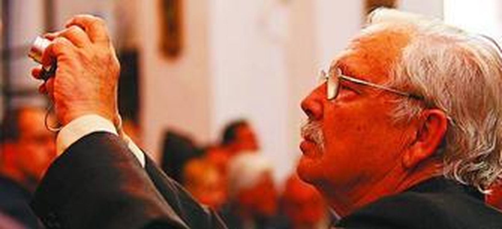 Carlos Díaz en el momento de hacer una fotografía, una de sus grandes pasiones.