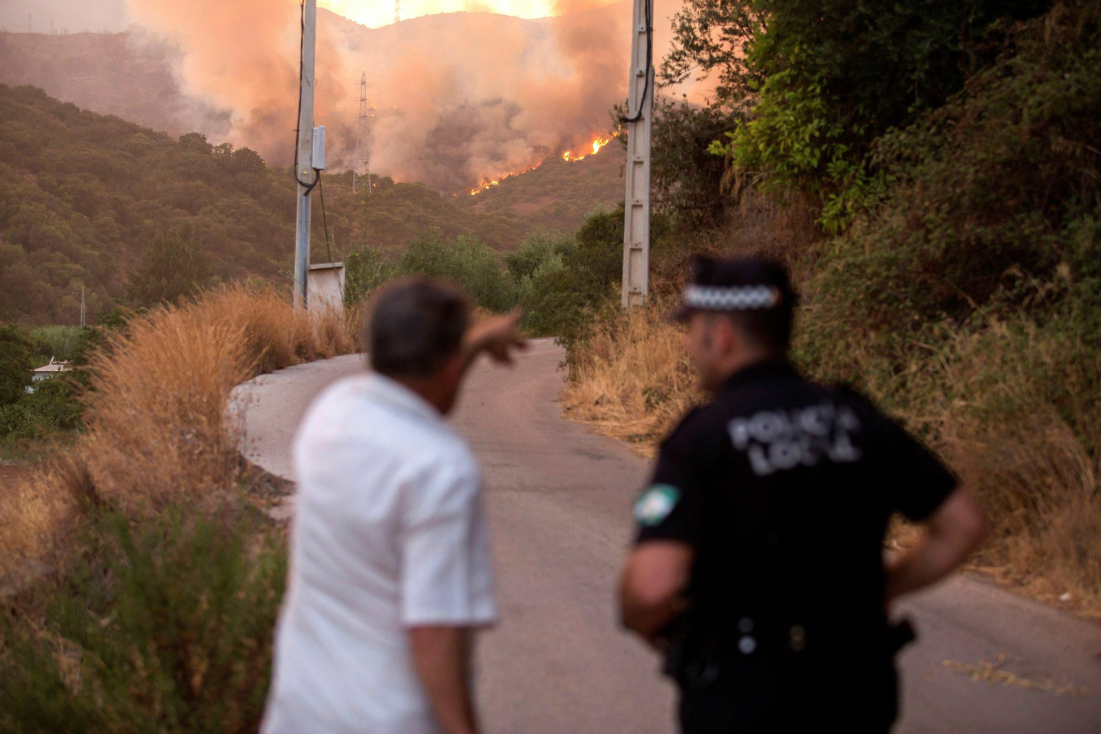 Imagen del fuego que asola el término municipal de Estepona