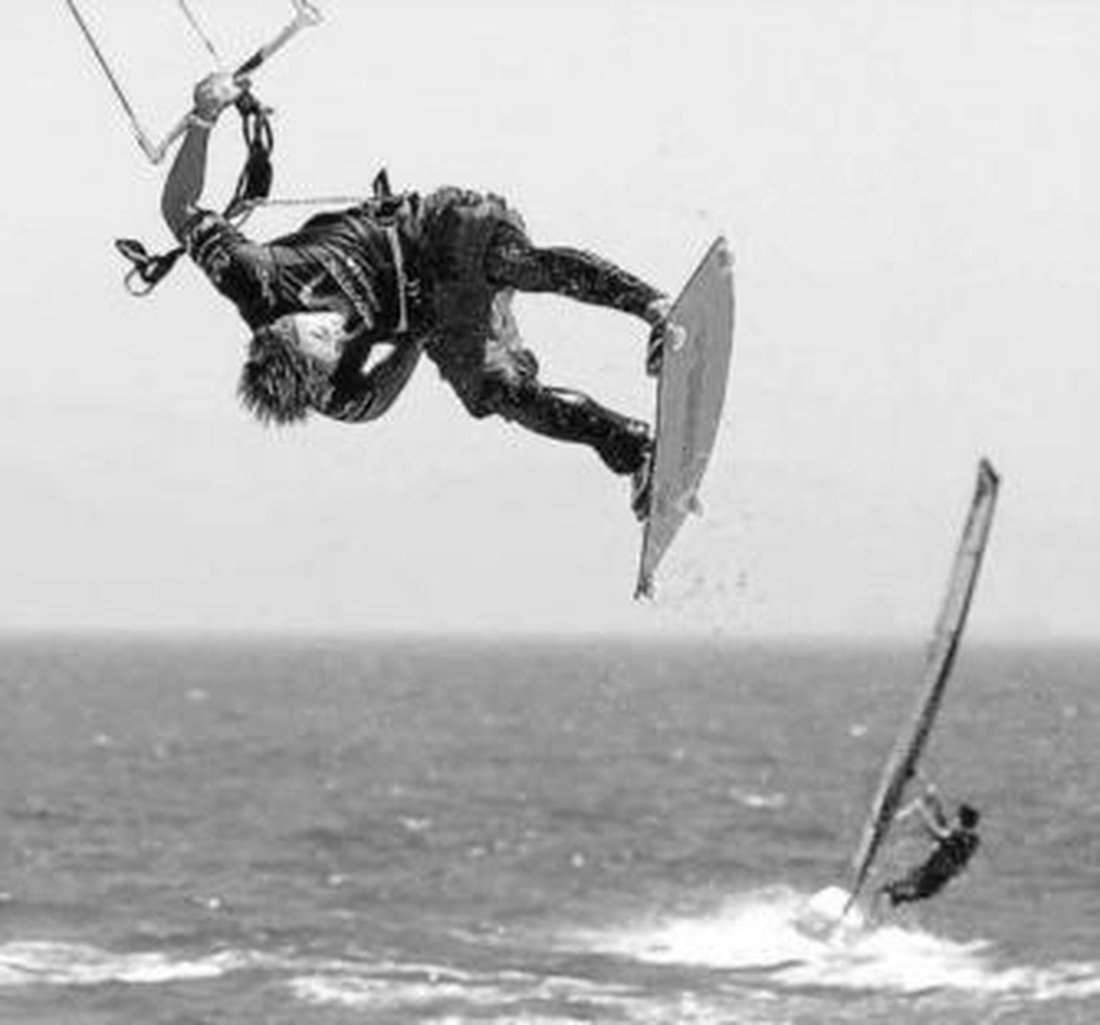 Un joven realiza un espectacular salto con su equipo de kite-surf en una de las playas de Tarifa.