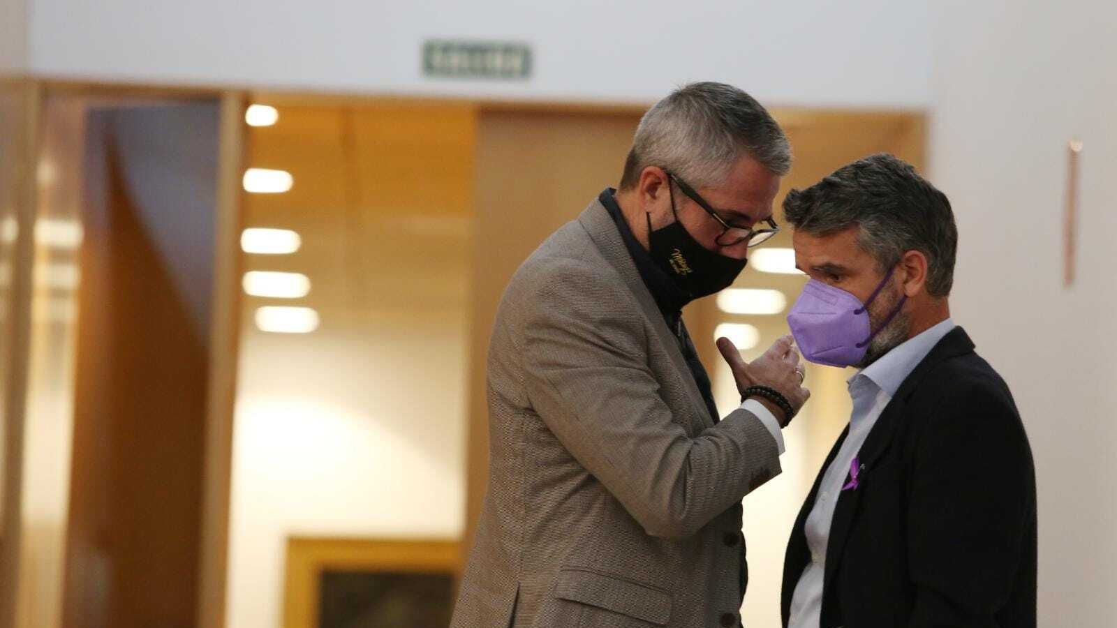 Maldonado conversa con José Bernal en momentos previos al pleno.