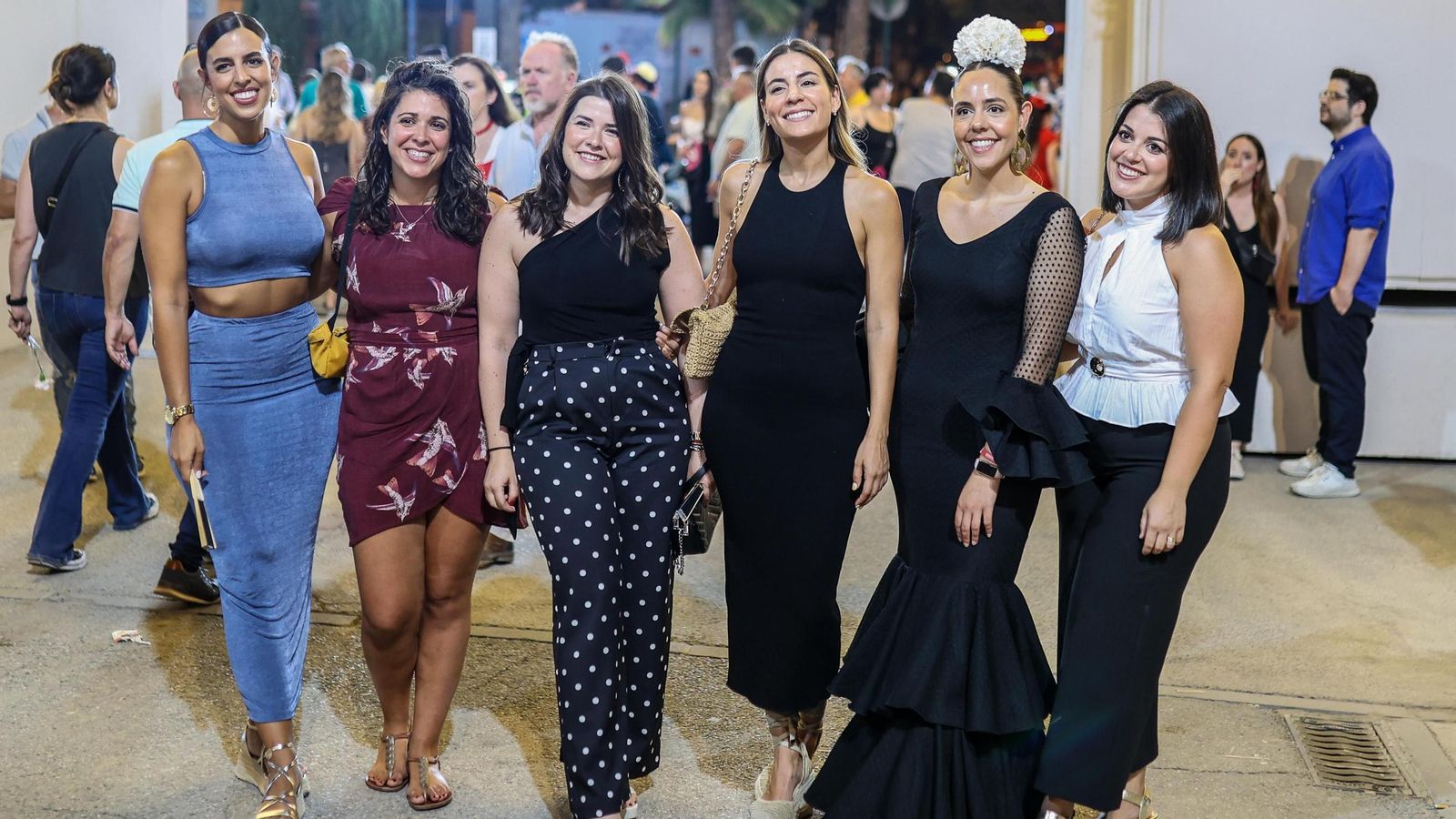 Unas mujeres posan en el Miércoles de Corpus en Granada