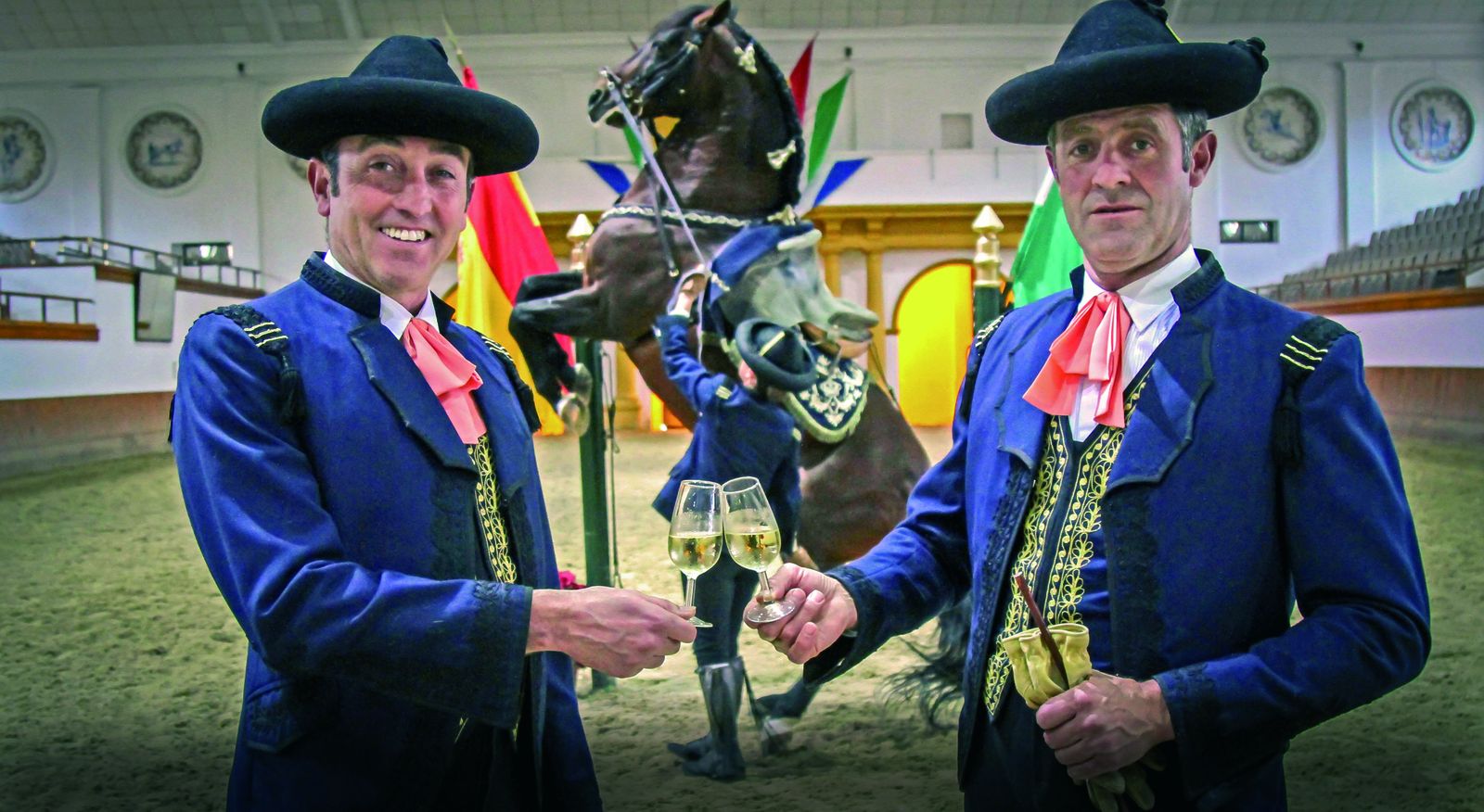 Dos jinetes de la Real Escuela brindan por el nuevo año 2018.