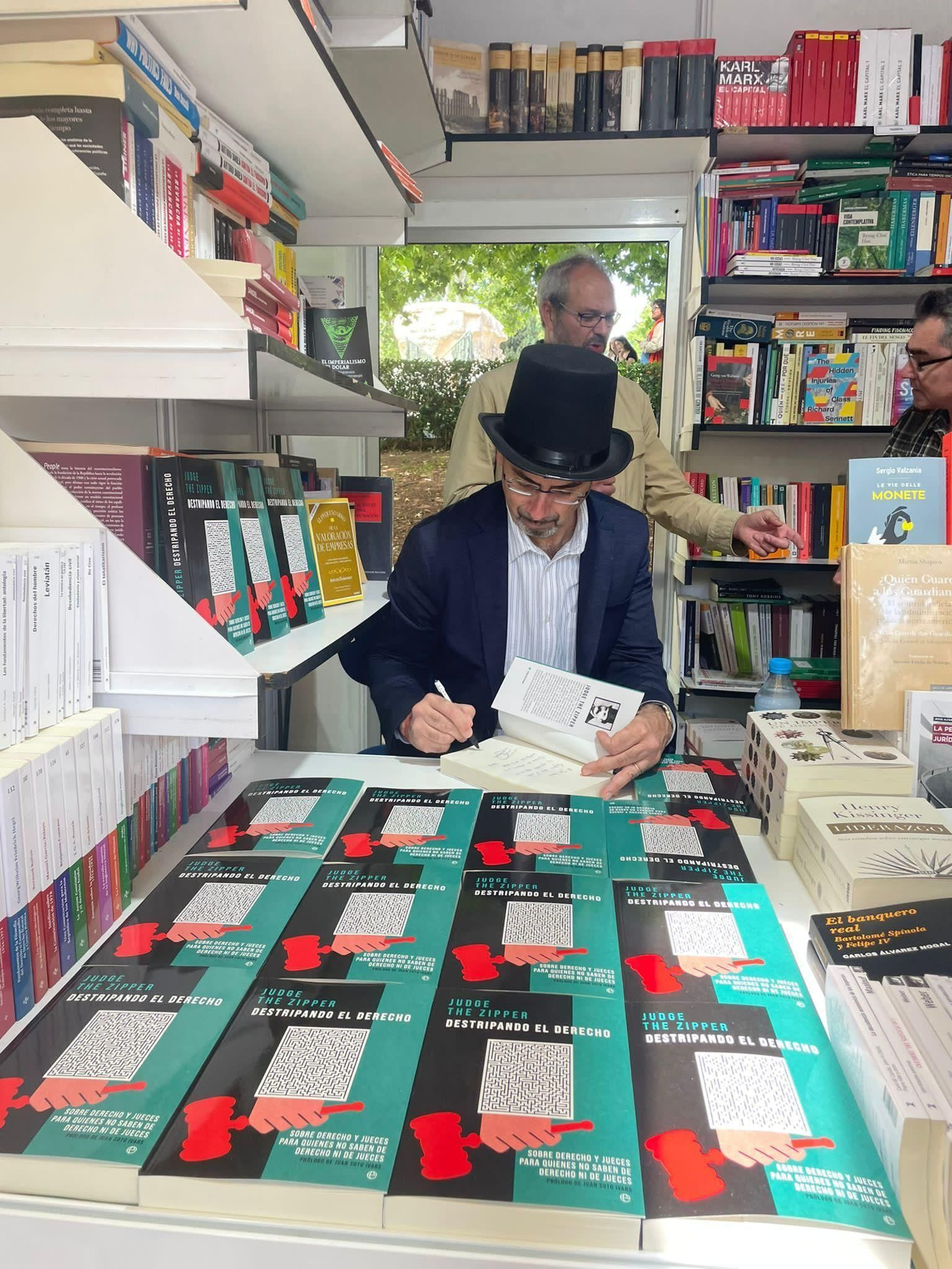 El juez firmando libros. El juez firmando libros.