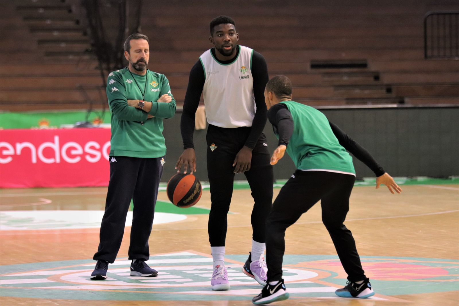 Joan Plaza observa a Ouattara y Mike Torres durante un entrenamiento.