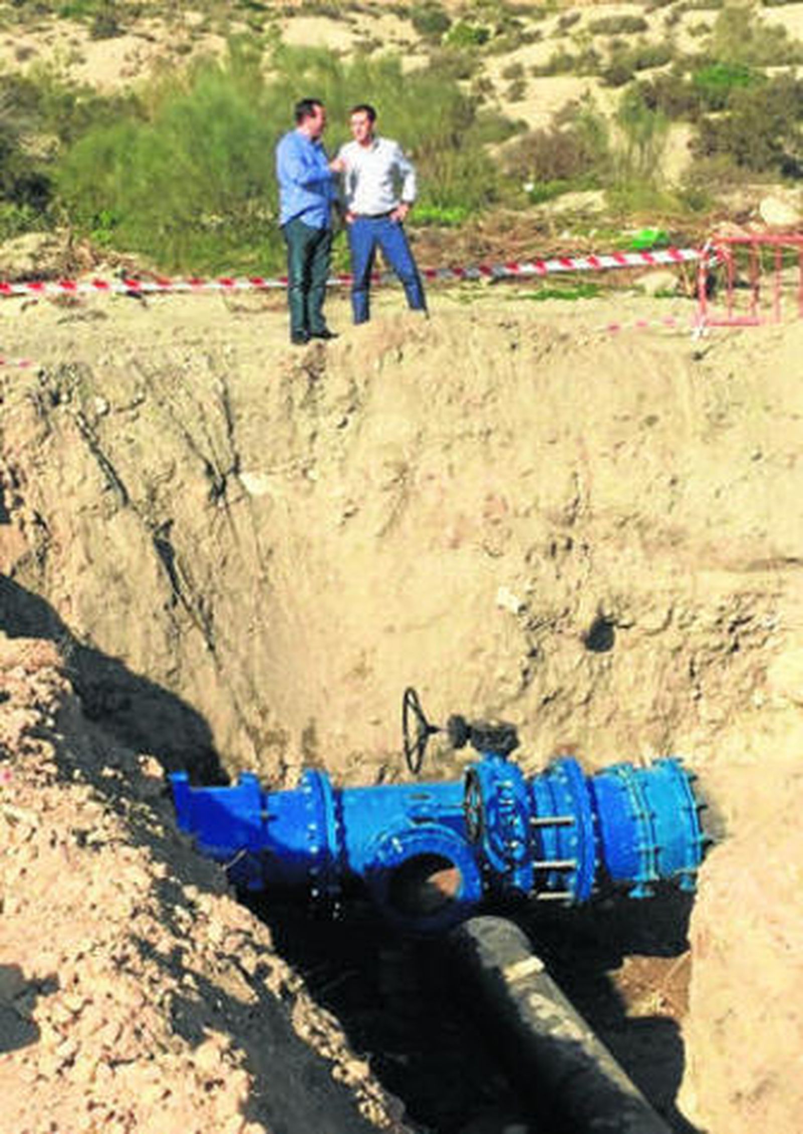 El diputado Miguel Ángel Castellón en una visita a las obras realizadas en el polígono.