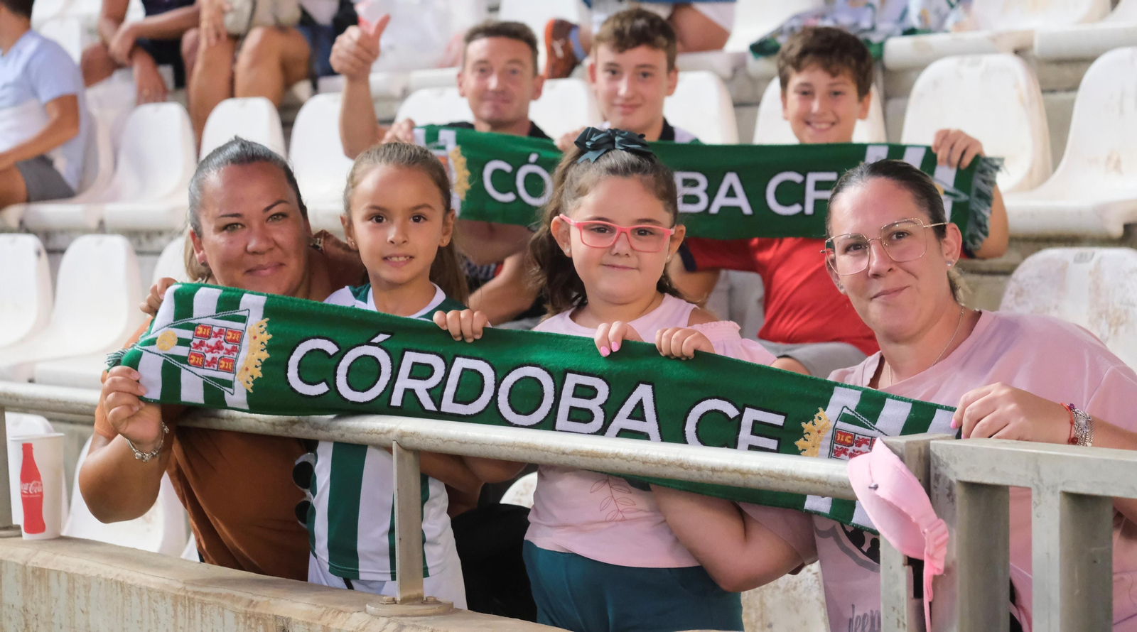 Seguidoras del Córdoba CF en El Arcángel durante el Córdoba CF - Ibiza.