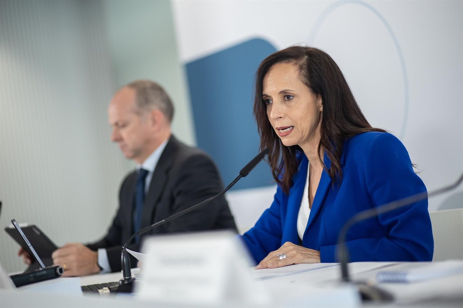 La presidenta no ejecutiva de Redeia, Beatriz Corredor; y el CEO de Redeia, Roberto García Merino.