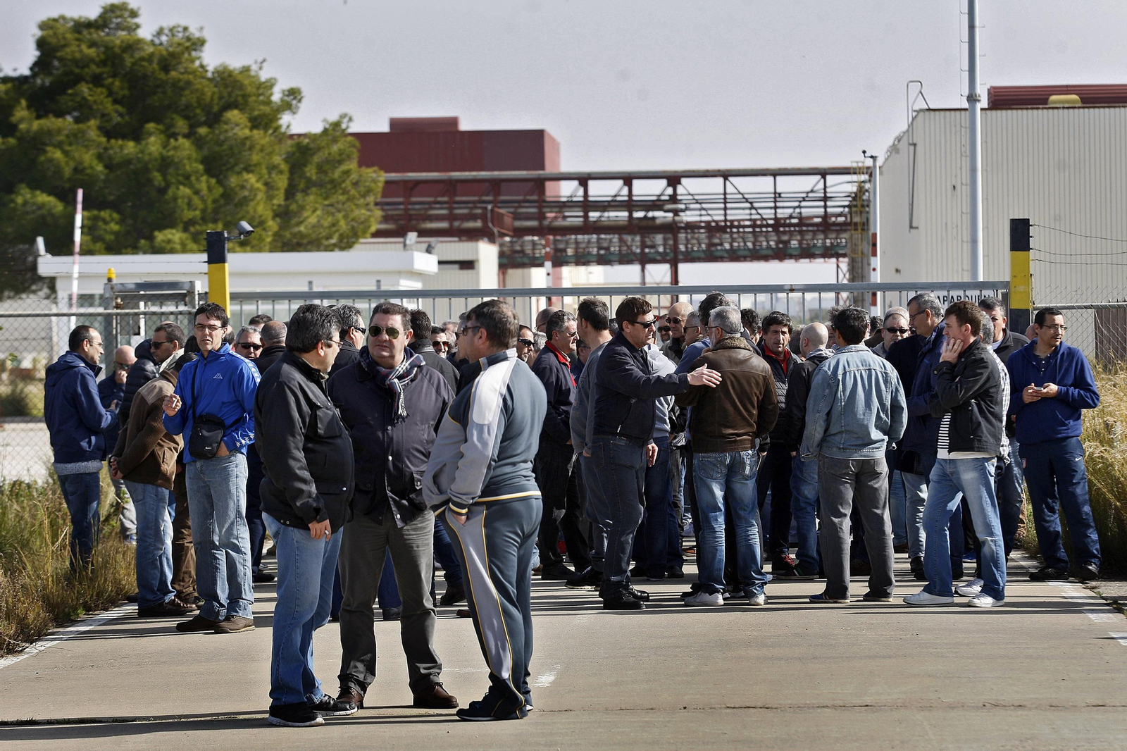 Un momento de la concentración de antiguos trabajadores de Delphi a las puertas de la fábrica de Puerto Real.