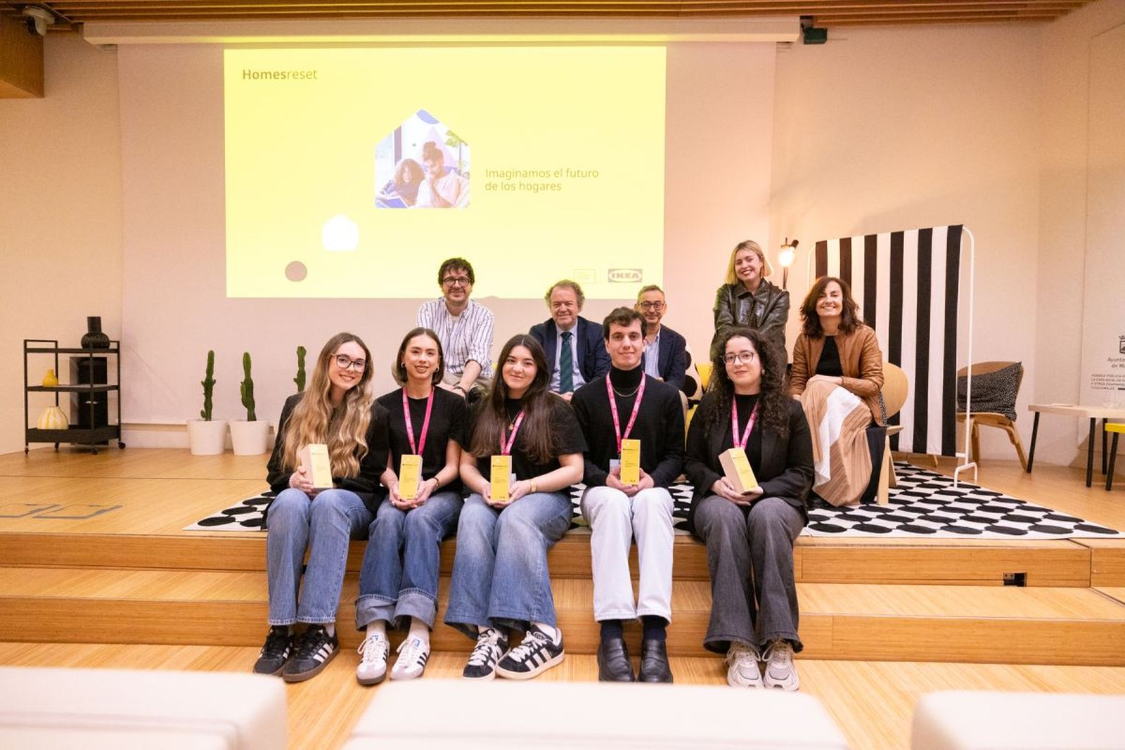 Equipo ganador con el jurado.