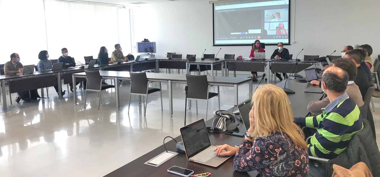 Reunión entre investigadores de la UCA y técnicos de Airbus en la ESI