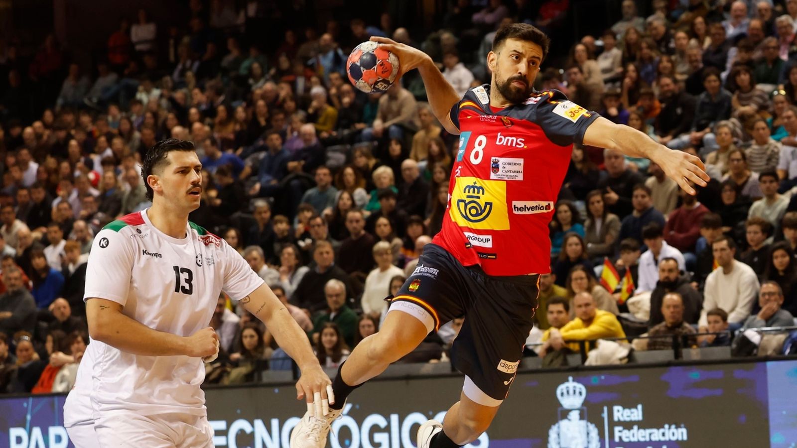 Agustín Casado y y el portugués Salvador Salvad, durante la final del Torneo Internacional de España  de Balonmano 2026.