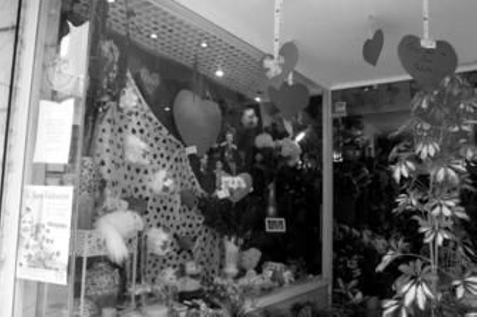 Entrada a una floristería del centro de Algeciras decorada con corazones rojos.