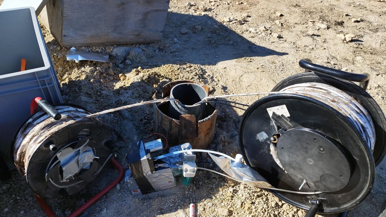 Muestreo gases de efecto invernadero zona vadosa. 1) Introducción sonda 2) Acople bomba vacío 3) Llenado de bolsas de aire profundo. En la Estación experimental Amoladeras