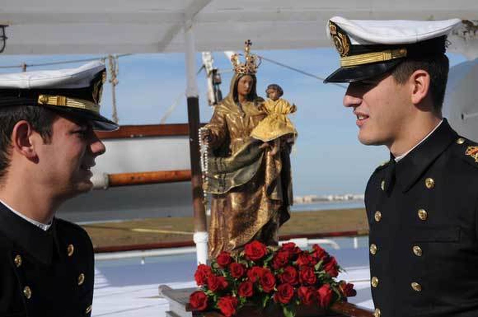 San Fernando despide en el Arsenal de La Carraca al buque escuela de la Armada, que partió de forma excepcional en uno de los primeros grandes actos conmemorativos del 2010  Foto: Javier Gonzalez