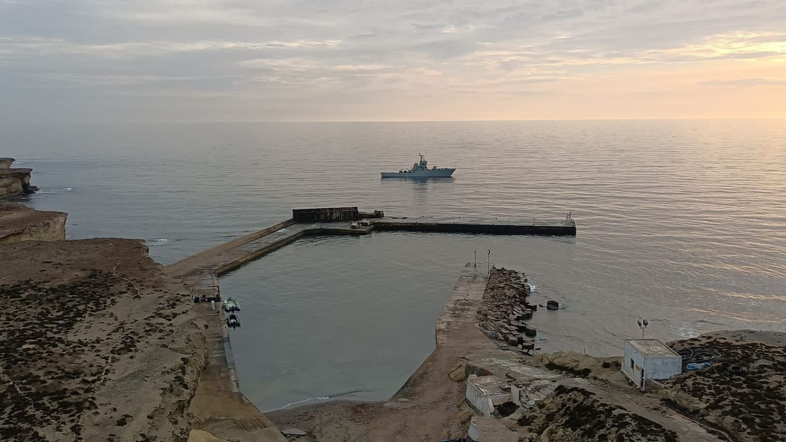 Los buques de la Armada son los encargados del abastecimiento de agua y comida al destacamento