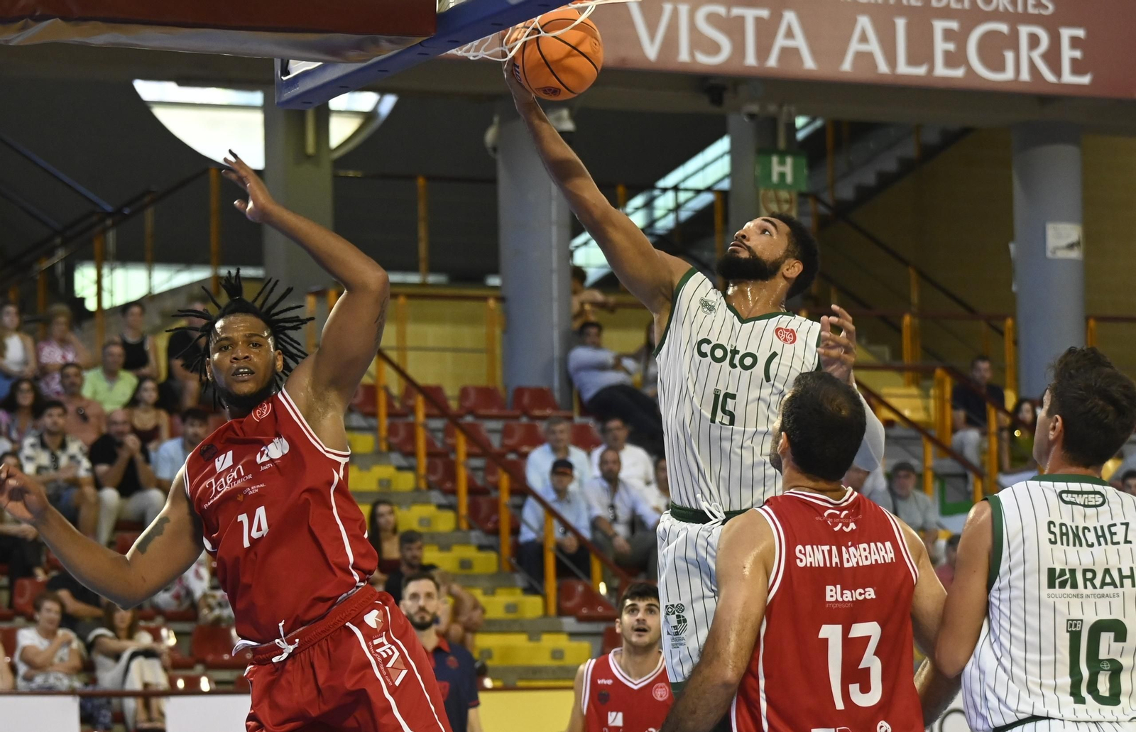 Las mejores fotos del ambiente en Vista Alegre para el Coto Córdoba - Jaén CB de la Copa de España de baloncesto