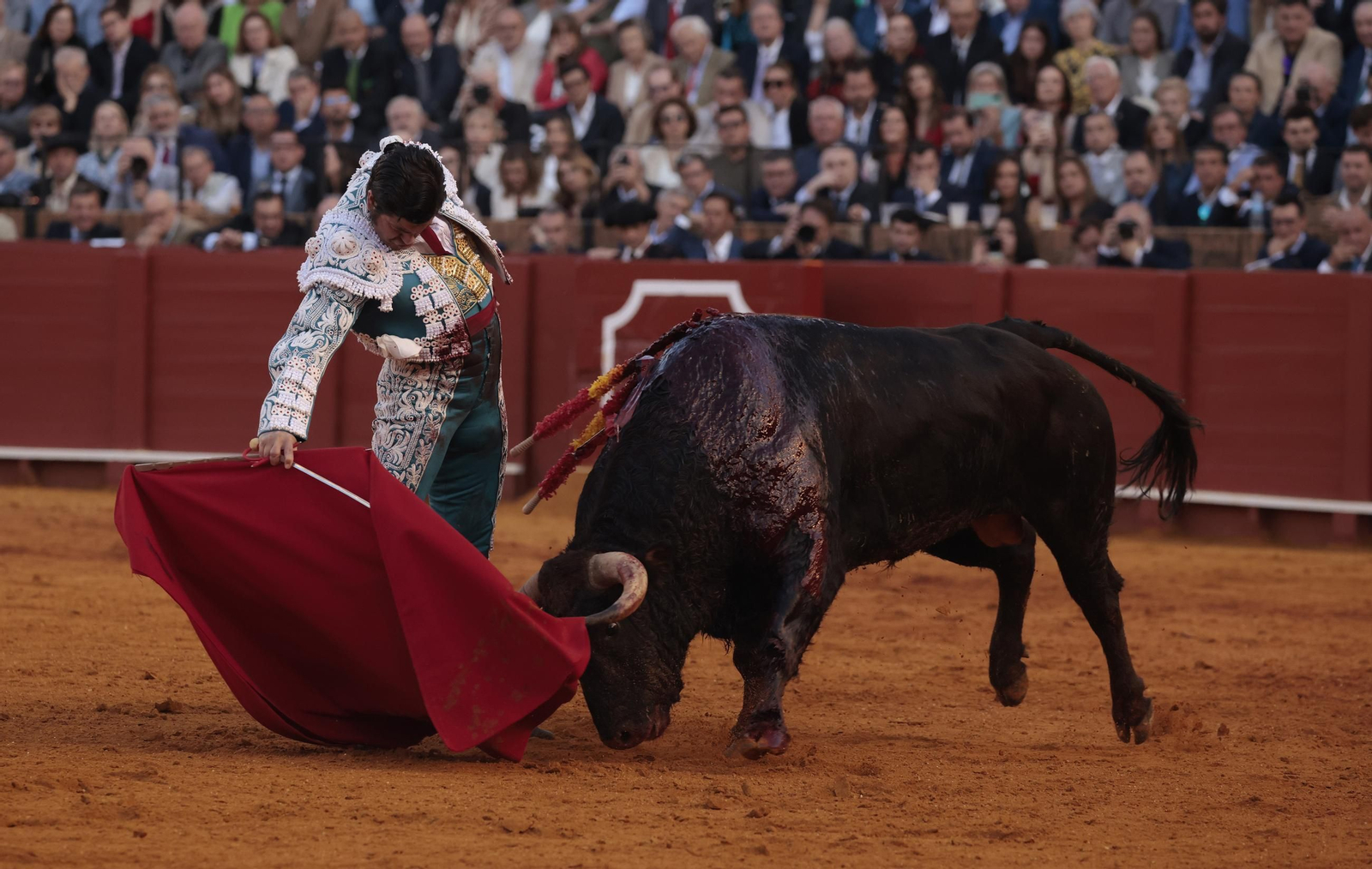 Las imágenes de los toros en Sevilla con Morante de la Puebla, José María Manzanares y Talavante