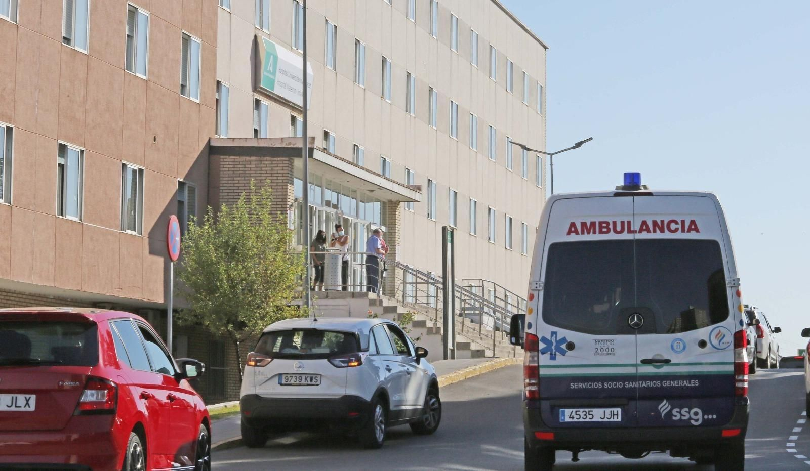 Una ambulancia circula junto al edificio del Materno-Infantil.