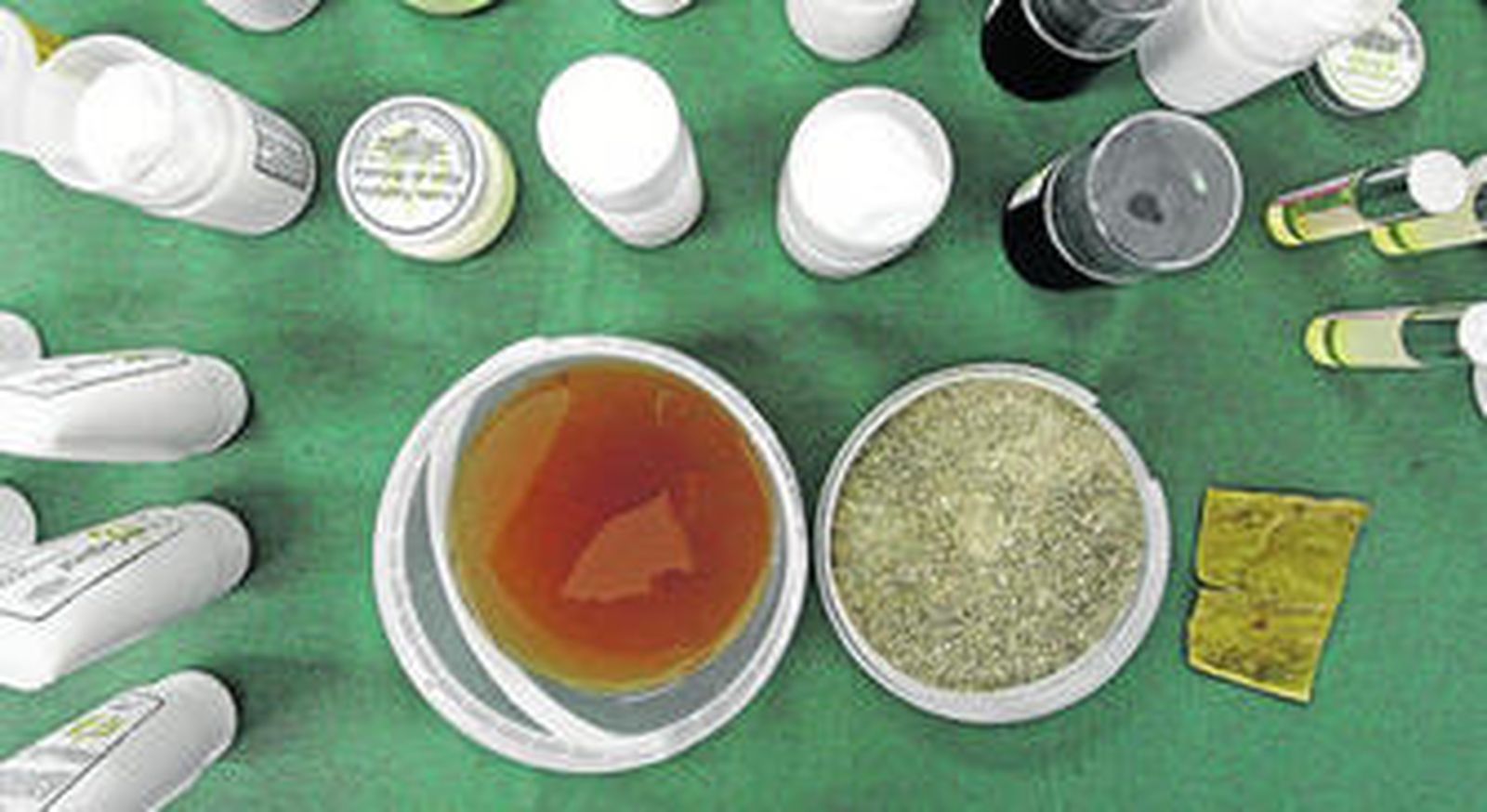 La gama de productos de Algas de Bolonia y sus principios activos que procesan en el laboratorio del IES Baelo Claudia de Tarifa.