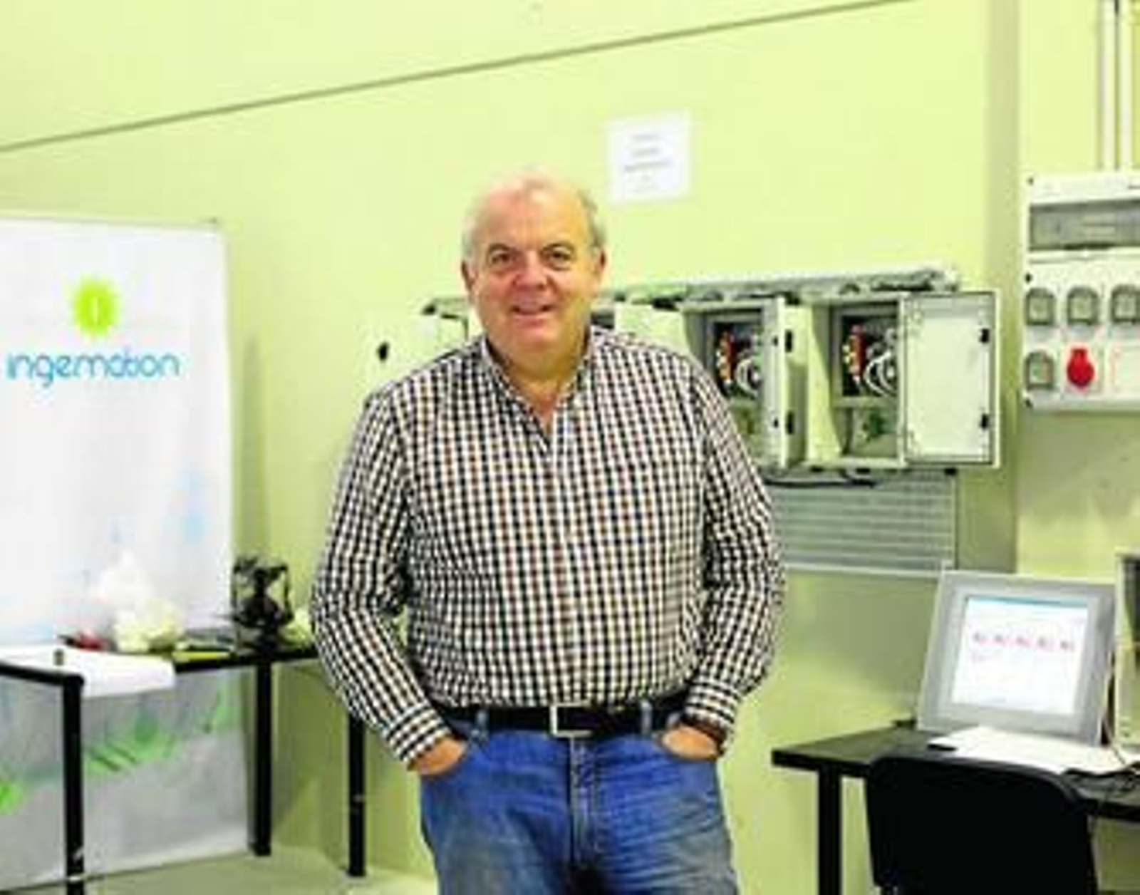 Manuel Jiménez Castañeda en el taller de producción de la empresa.
