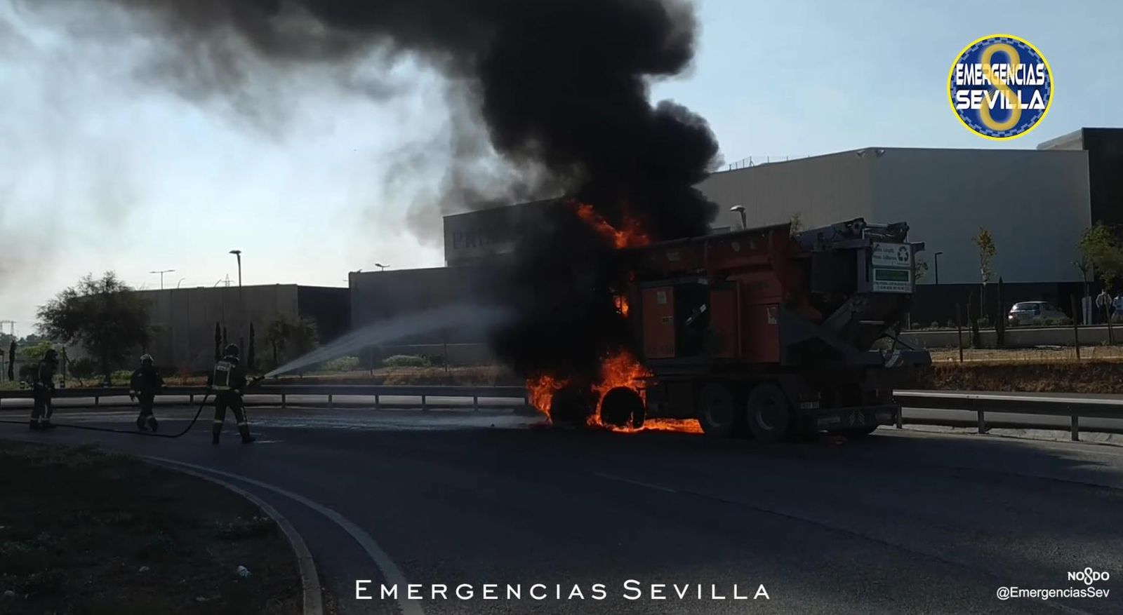 Aparatoso incendio junto al centro comercial Lagoh
