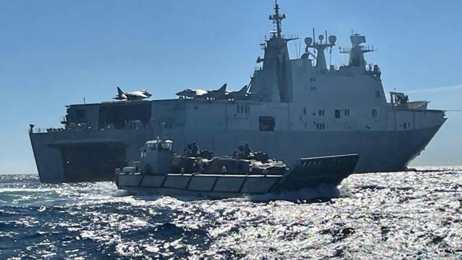 Las lanchas saliendo del 'Juan Carlos I'.