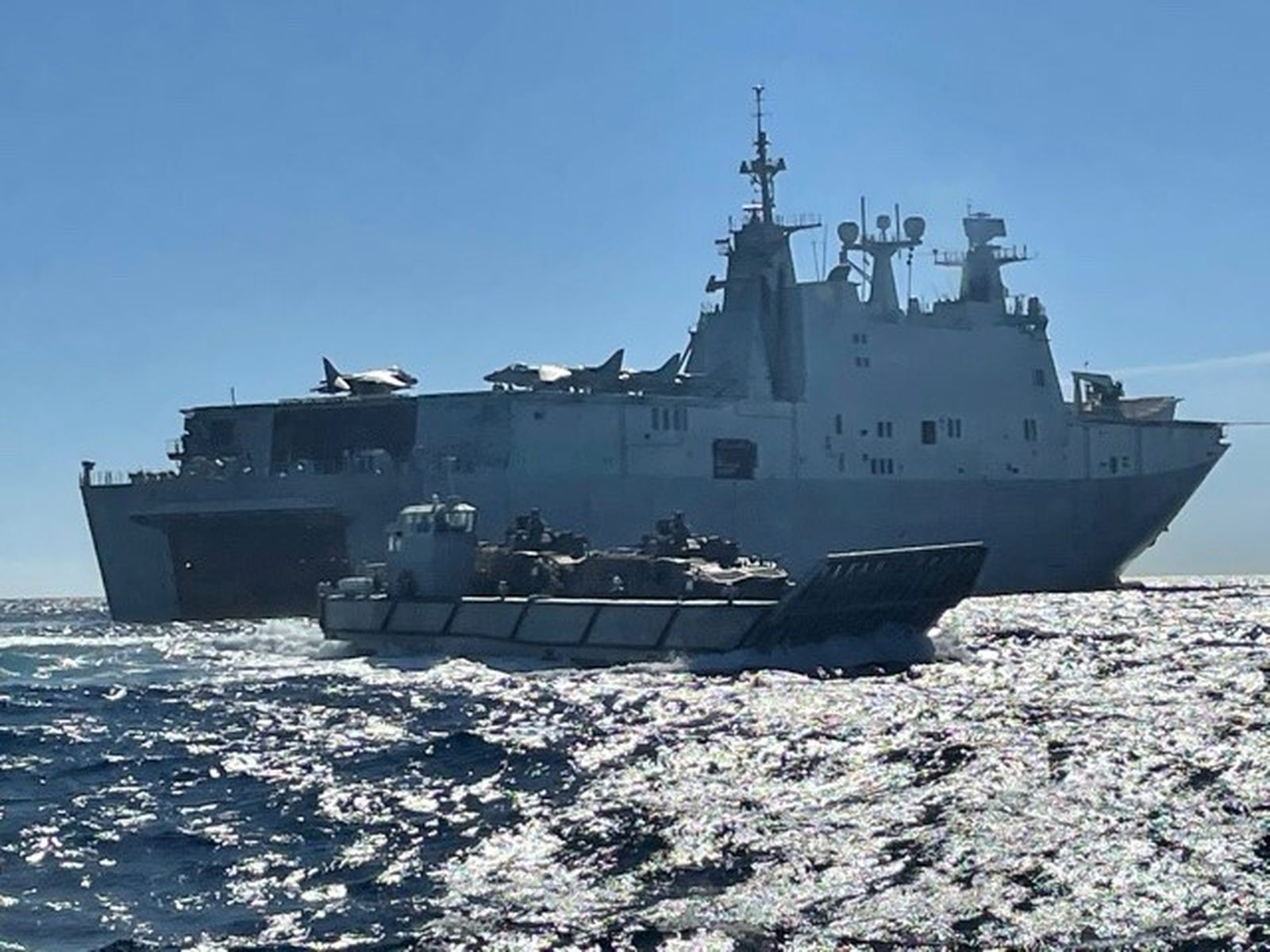 Las lanchas saliendo del 'Juan Carlos I'.