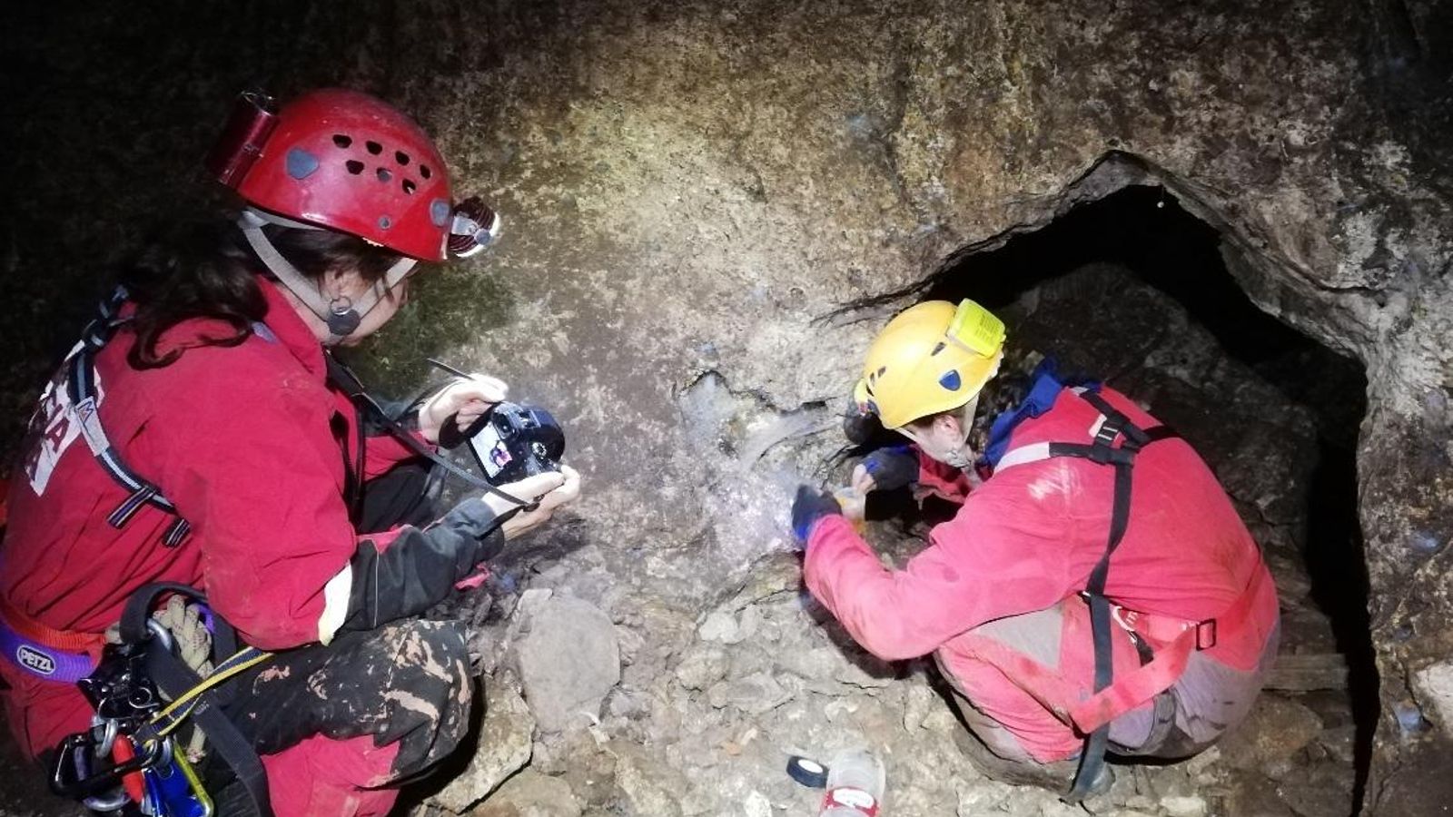 Investigadoras de la Universidad de Sevilla en el muestreo del trabajo de investigación sobre la biodiversidad de la cavidad del Palacio Oscuro.
