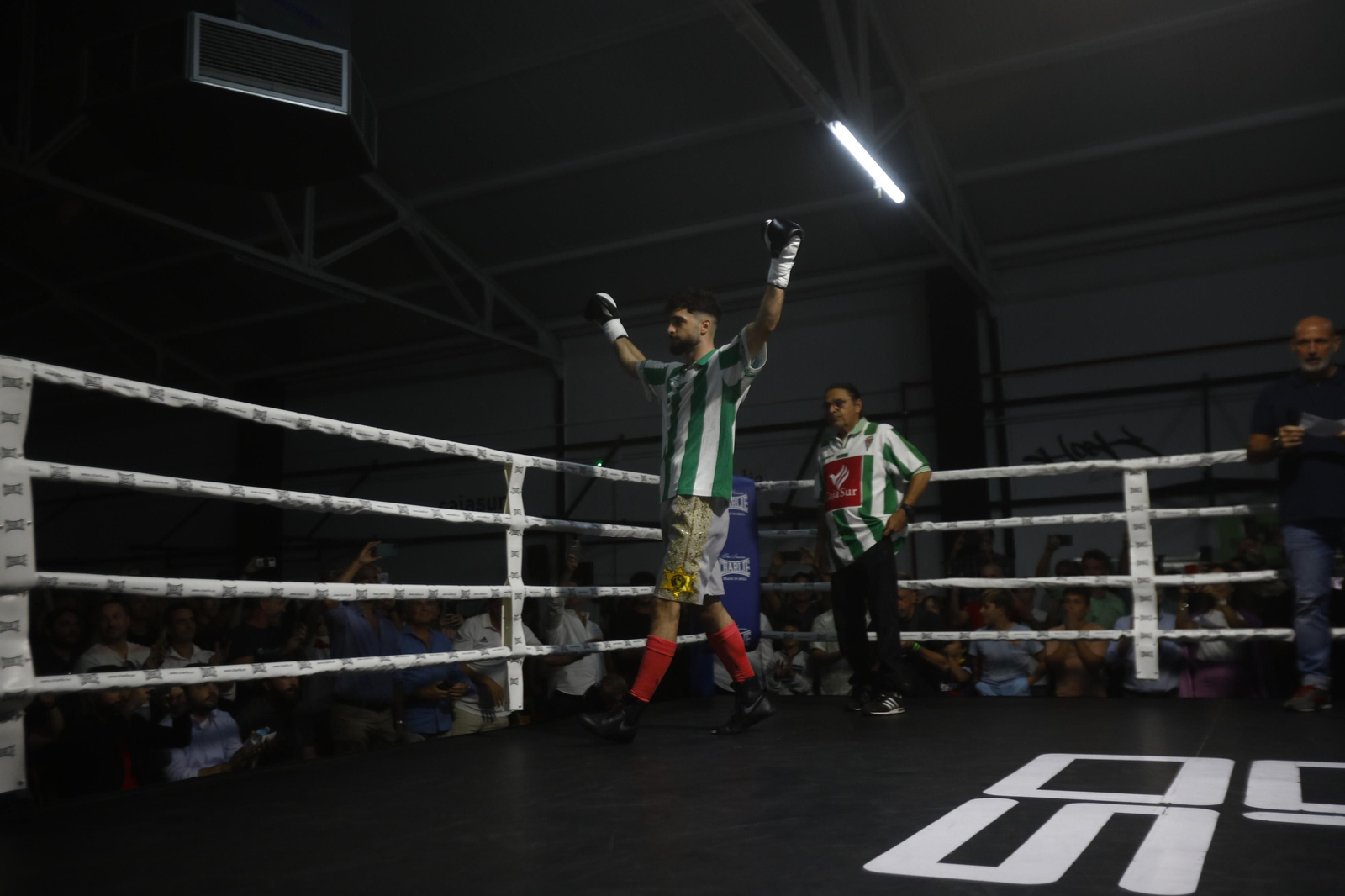 La victoria de El Cazador Jr sobre Mathieu Gomes en Córdoba, en imágenes