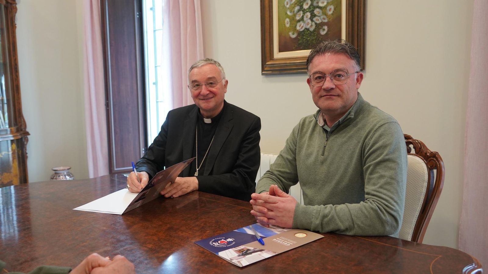 Alcalde de Berja y obispo de Almería en la reunión.