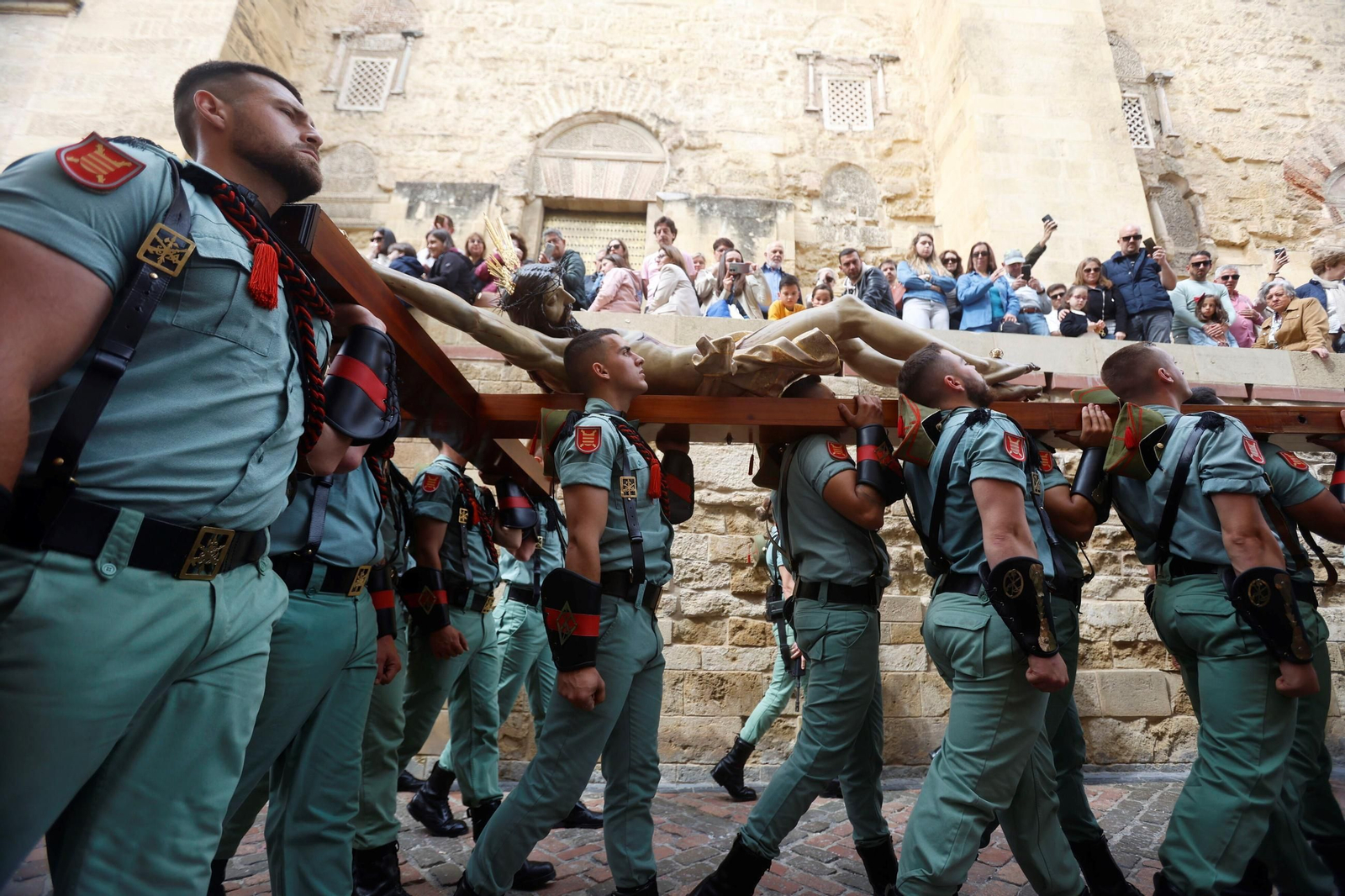 El vía crucis de la Caridad con la Legión en el Viernes Santo de Córdoba, en imágenes