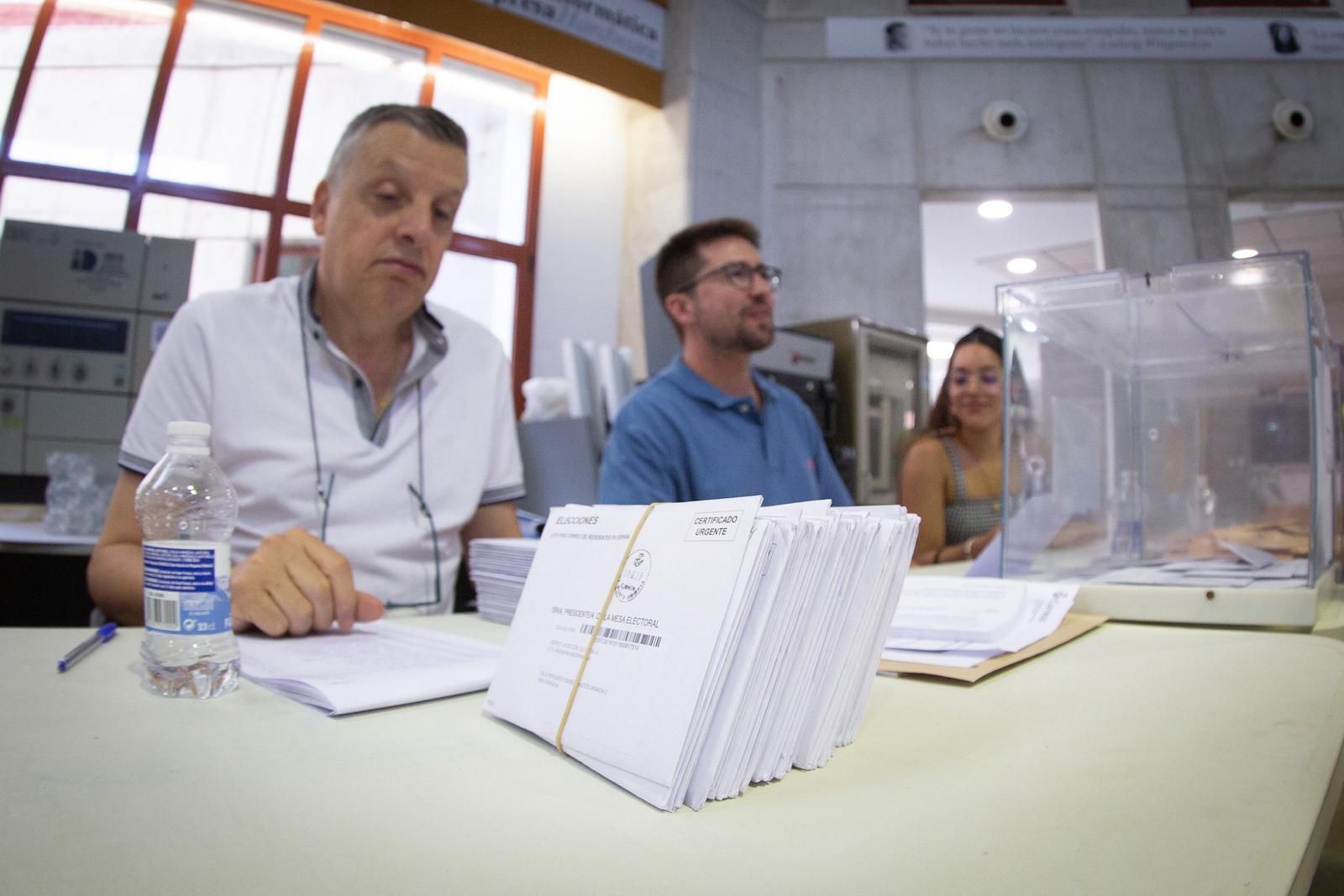 Fotos: Así están siendo las colas en los colegios electorales de Granada