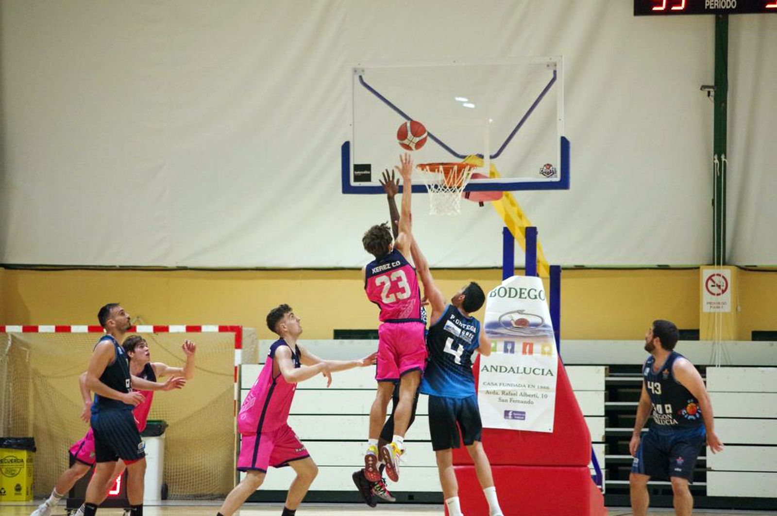 El junior Mario Trillo entra a canasta.