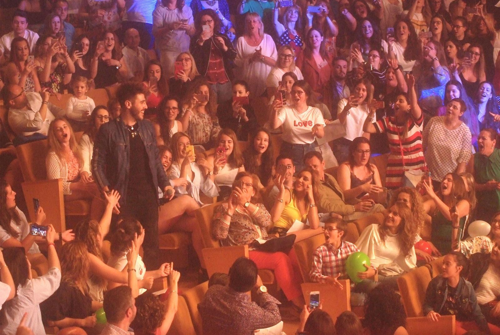 Antonio José se bajó al patio de butacas para cantarle a sus seguidoras.