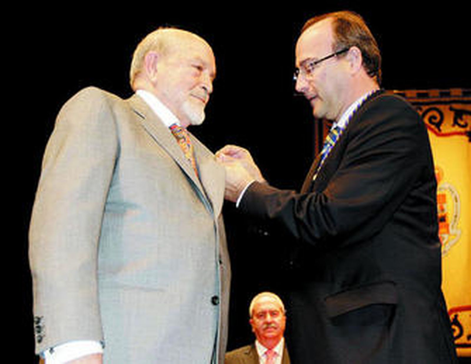 Rodríguez Comendador impone el escudo de oro a Visconti.