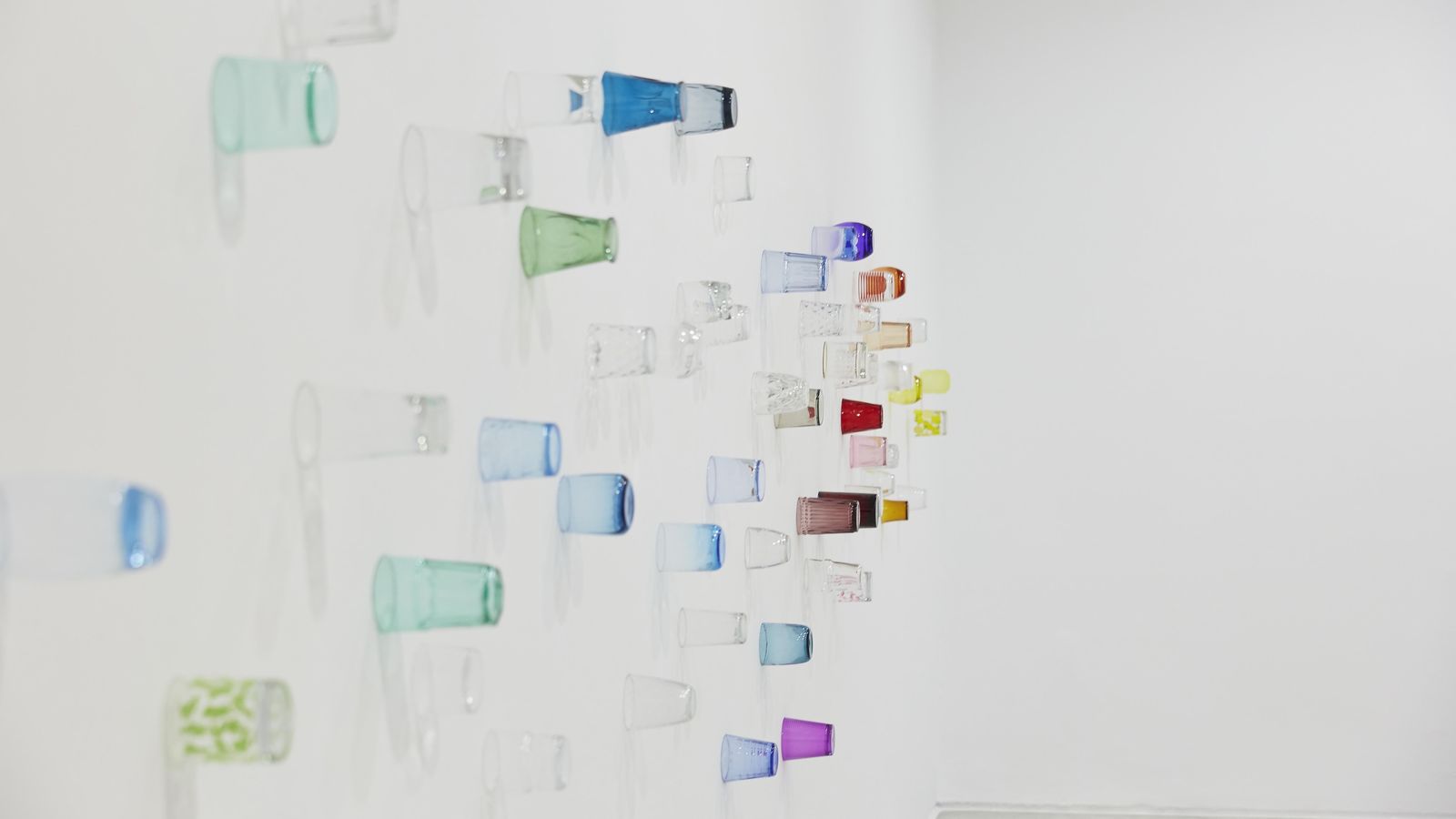 Los vasos de vidrio que conforman la instalación 'Escuchar a escondidas'.