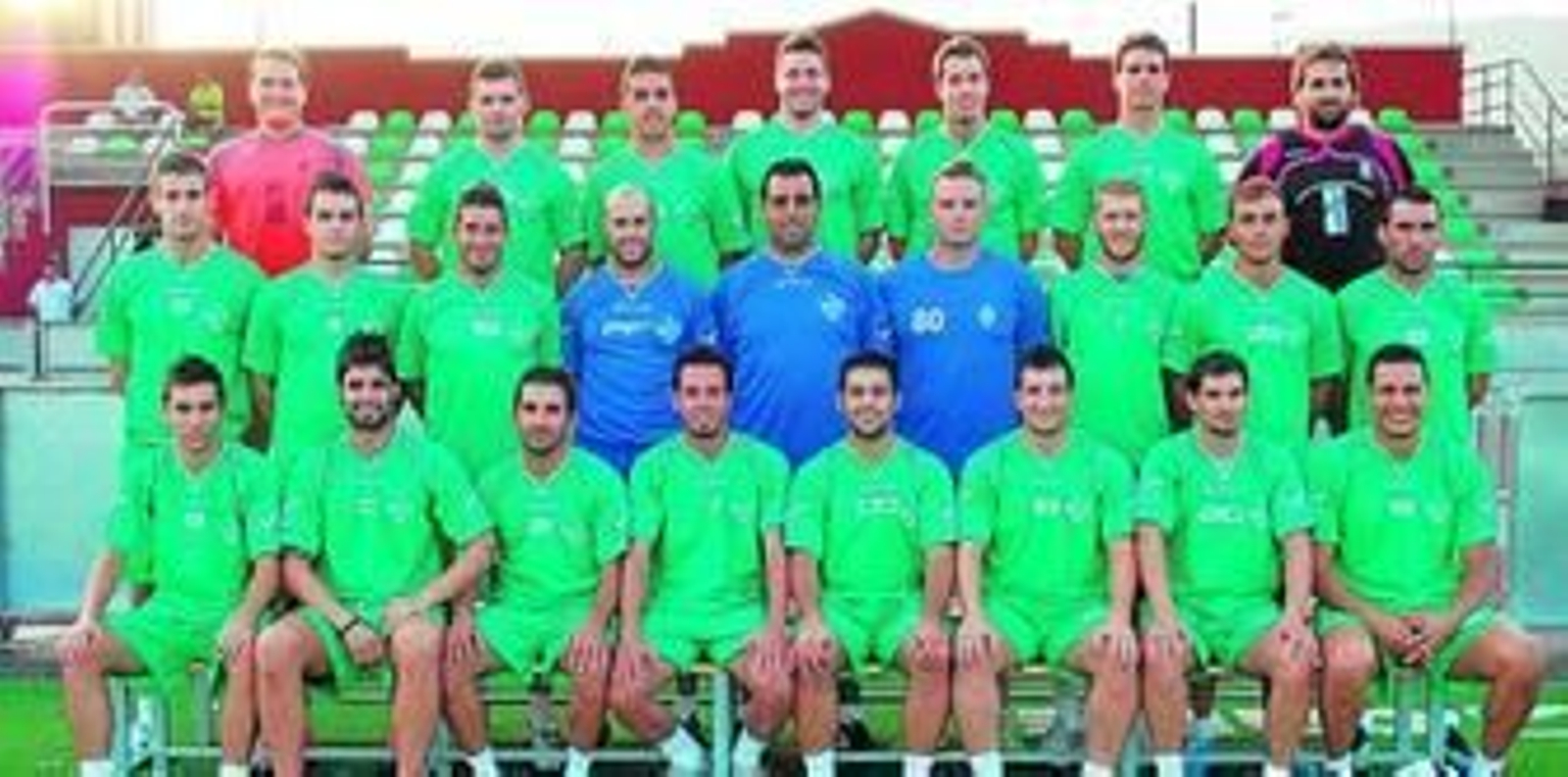 La plantilla al completo del Atarfe Industrial posa en las instalaciones del Estadio Municipal de la localidad.