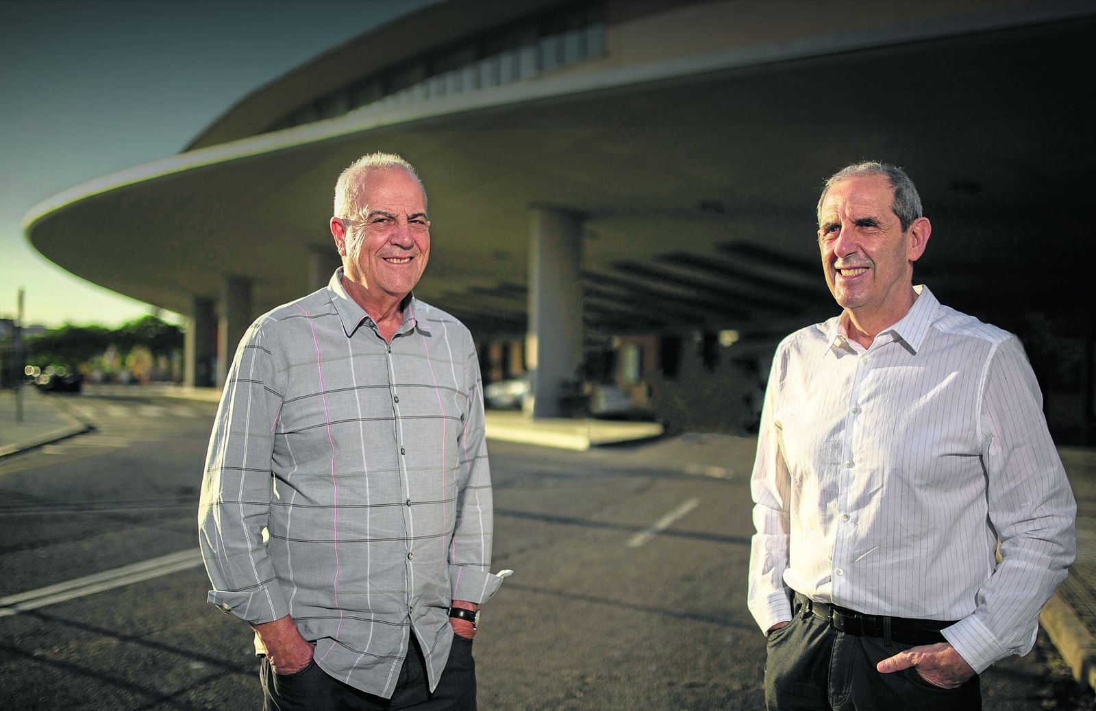 Los arquitectos Antonio Cruz y Antonio Ortiz, ante la Estación de Santa Justa, una de sus obras de referencia.