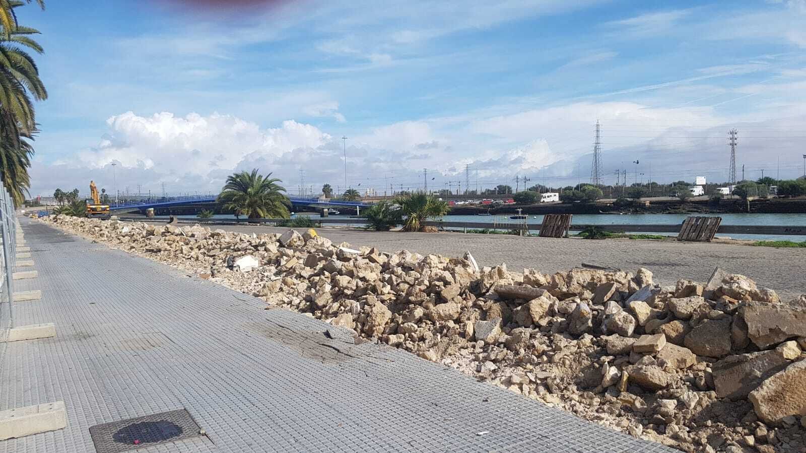Las obras del nuevo paseo fluvial llevan aparejadas la pérdida de numerosos aparcamientos, como el del Parque Calderón.