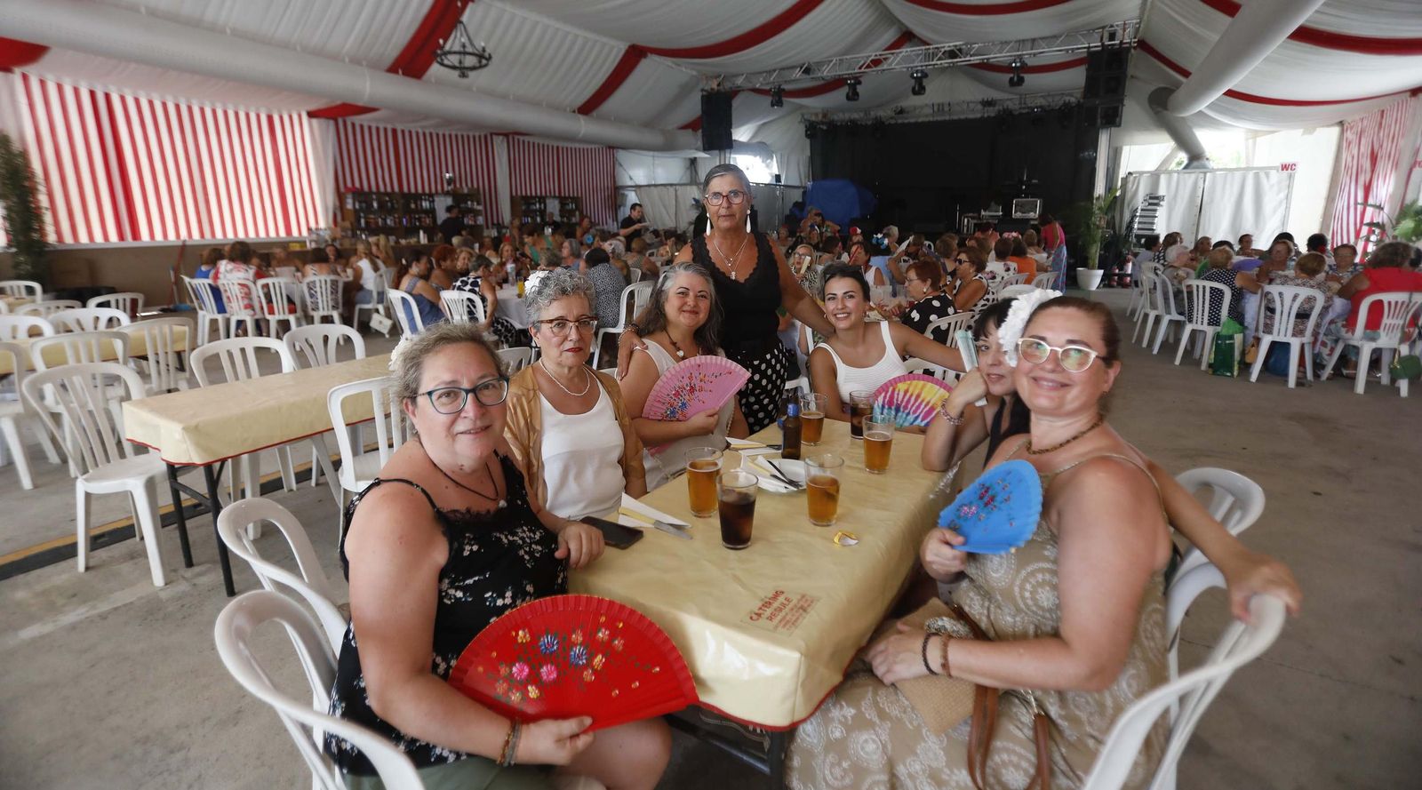 Las mujeres de San Roque disfrutan de su comida en la Feria Real