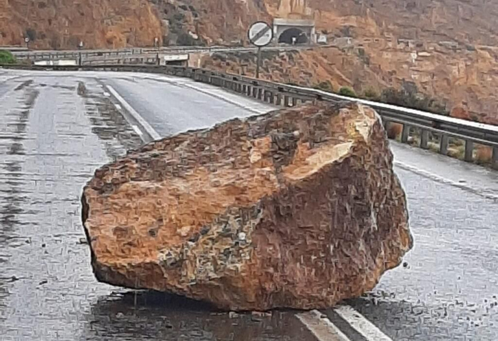 Roca desprendida sobre El Cañarete.