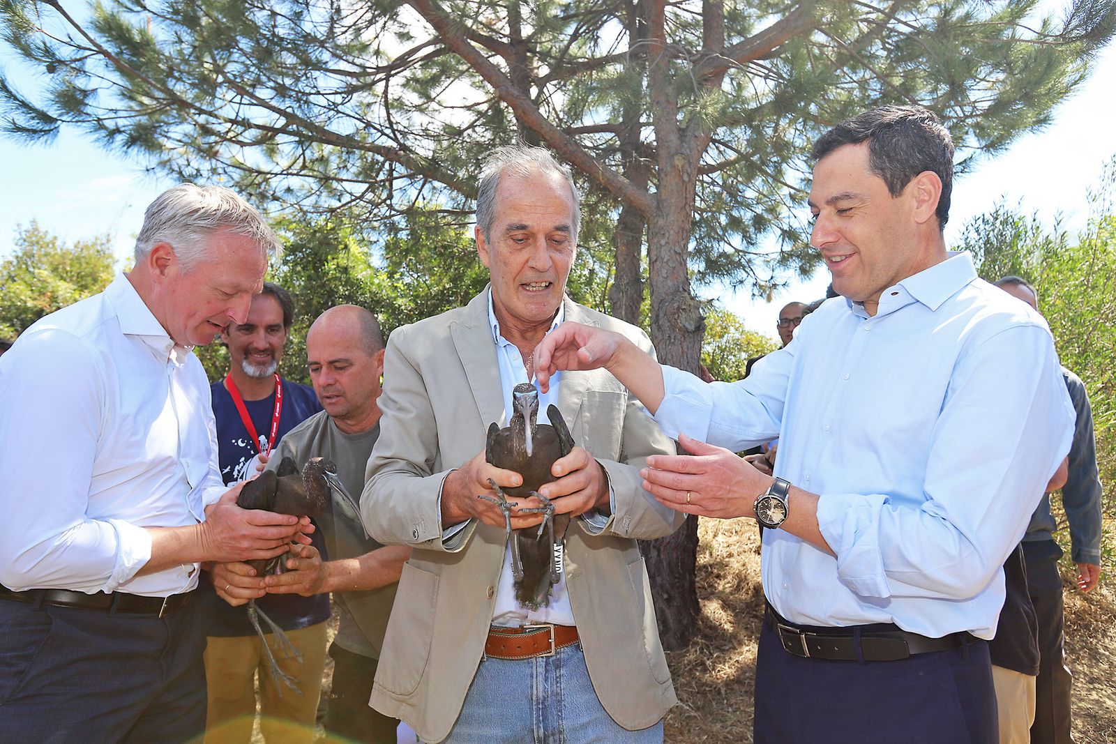 El presidente de la Junta de Andalucía Juanma Moreno visita la Laguna Primera de Palos (Huelva)