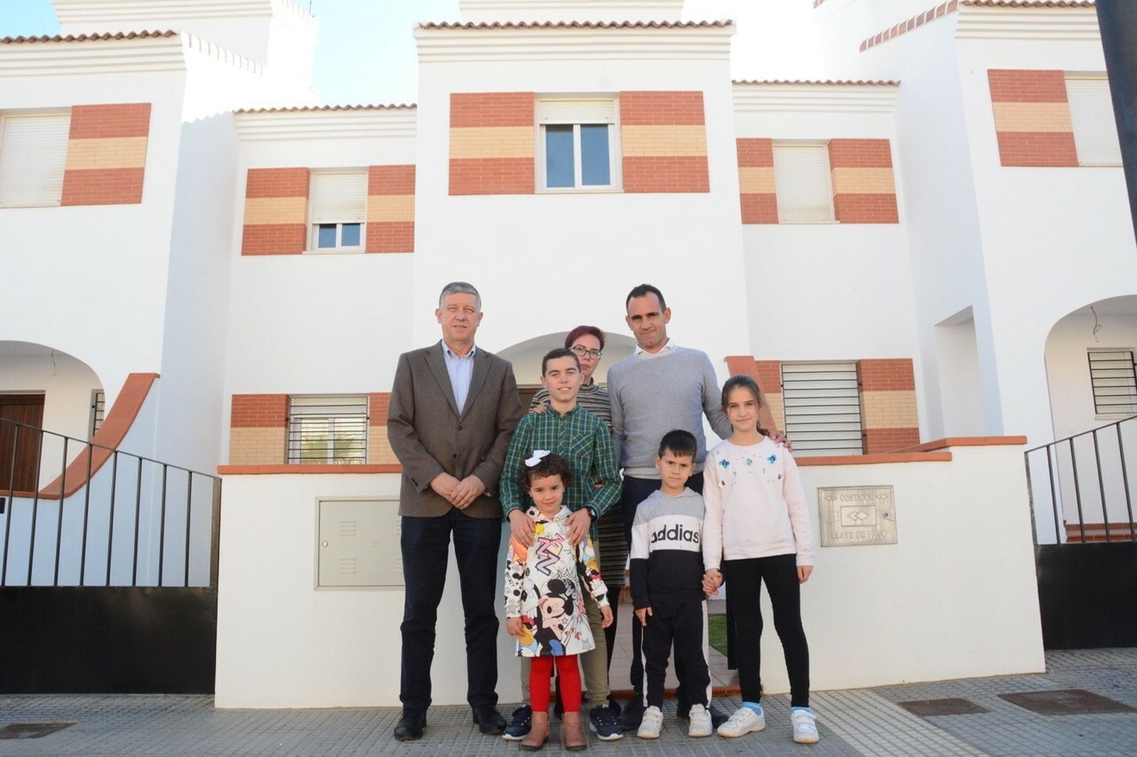 El alcalde, Carmelo Romero,  con una de las familias que ha recibido la vivienda.