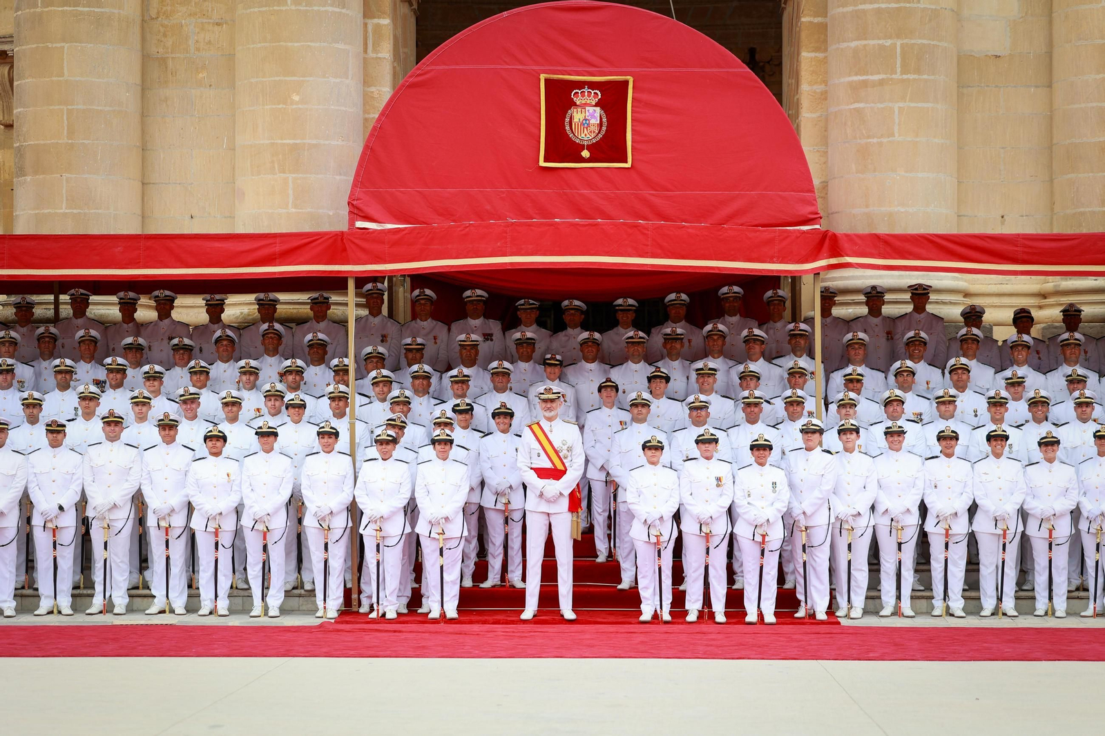 Las imágenes de la entrega de despachos a los nuevos suboficiales de la Armada que ha presidido el Rey en San Fernando