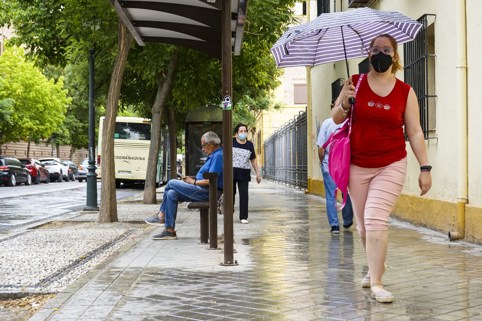 Granada da la bienvenida a un verano pasado por agua