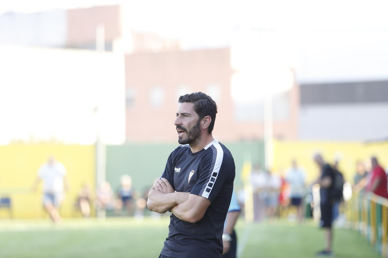 Javi Vázquez, entrenador del Algeciras CF, da instrucciones a sus jugadores durante el triangular en Los Barrios