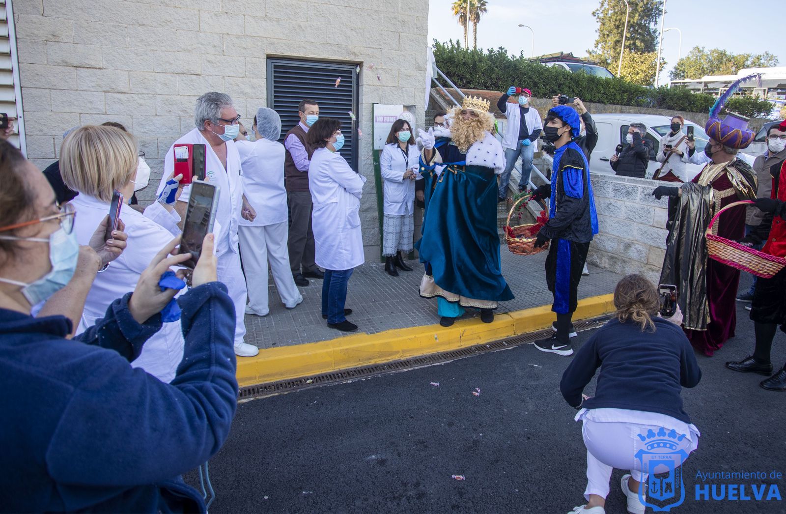 Imágenes de la visita de los Reyes Magos a los hospitales y residencias de mayores de Huelva