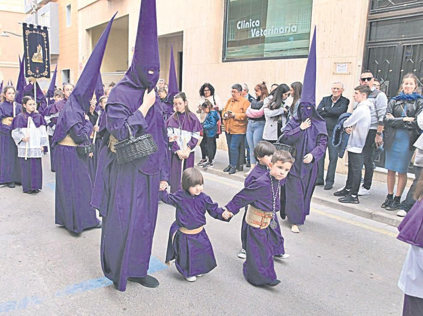 Penitentes jóvenes y mayores, unidos.